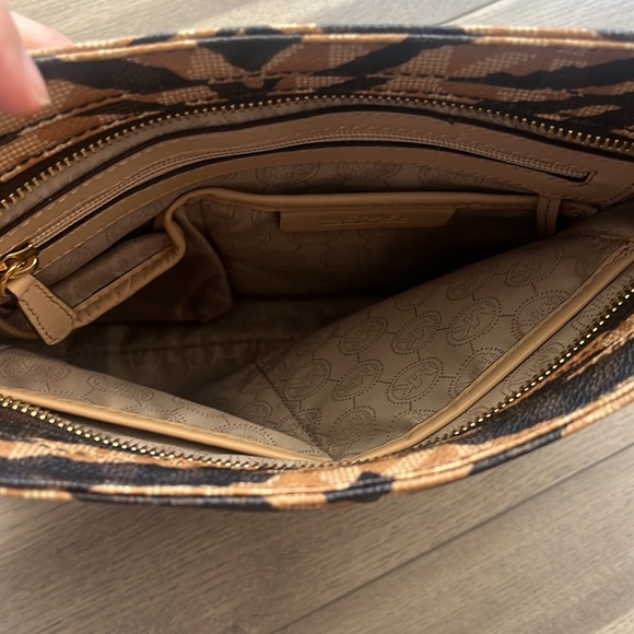 Michael Kors print crossbody and matching wallet - Picture 6 of 13